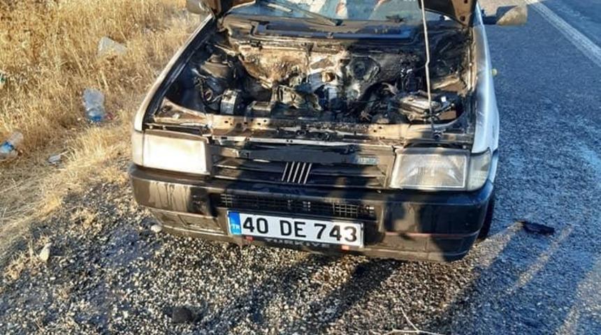 Seyir halindeki otomobil alev aldı