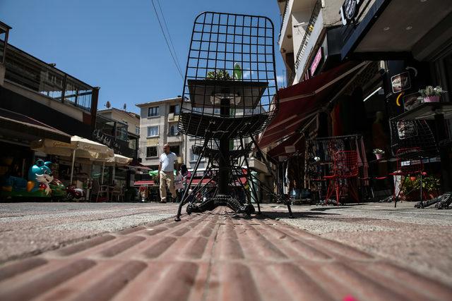 Görme engellilerin yollarını masa, sandalye, beton saksı, araçlarla işgal ettiler 