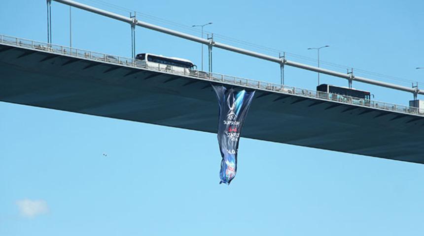 FSM K&ouml;pr&uuml;s&uuml;'ne 'UEFA S&uuml;per Kupa' bayrağı asıldı