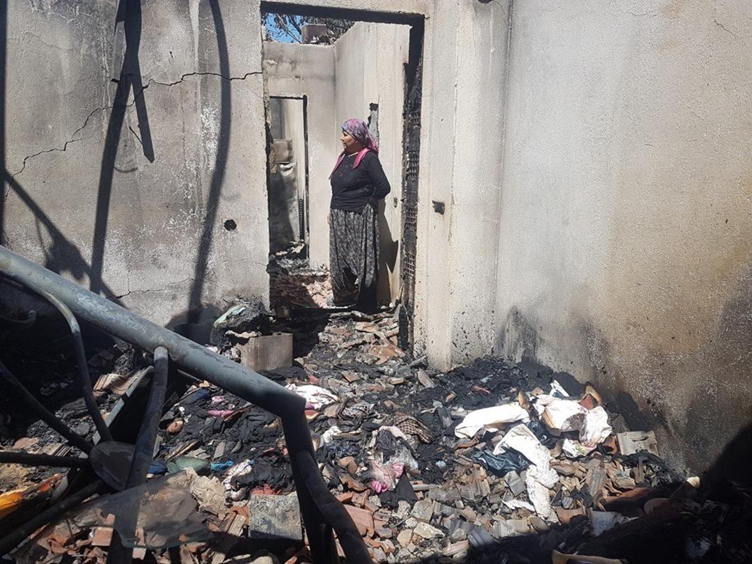 Burdur&rsquo;da &ccedil;ıkan yangında iki minib&uuml;s, ev ve ahır kullanılmaz hale geldi