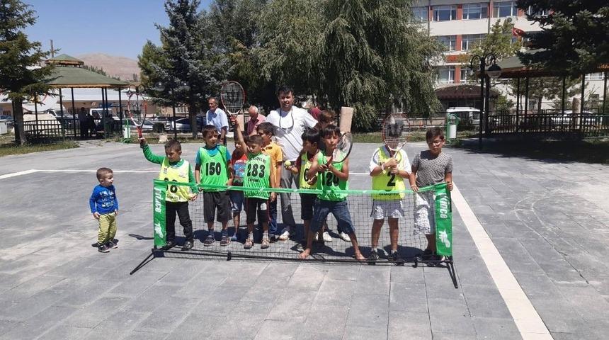 Sarızlı çocuklar tenisi çok sevdi