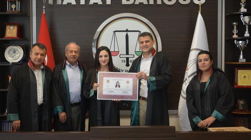 D&ouml;nmez, gen&ccedil; meslektaşına ruhsatını verdi