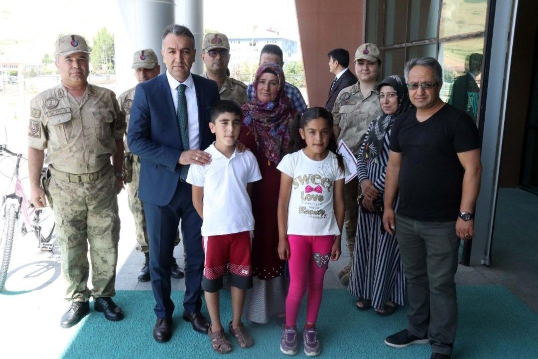 İ&ccedil;işleri Bakanlığınca g&ouml;nderilen bisikletler &ccedil;ocuklara hediye edildi