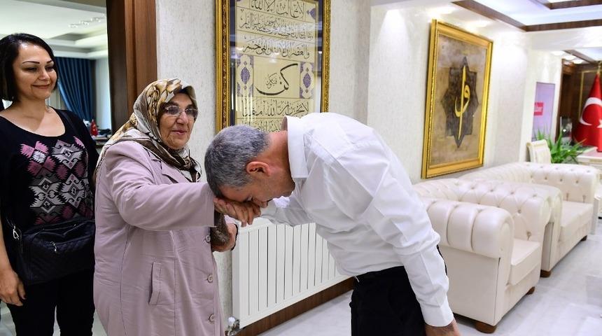 &Ccedil;ınar&rsquo;a ilkokul &ouml;ğretmeninden duygulandıran ziyaret