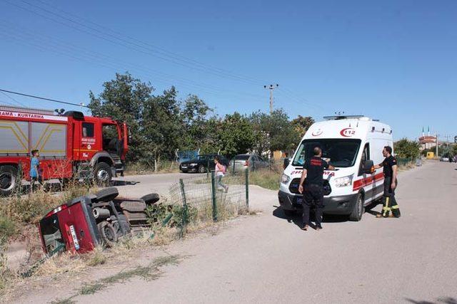 Araç, sulama kanalına devrildi; sürücü ve annesi yaralı