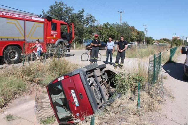 Araç, sulama kanalına devrildi; sürücü ve annesi yaralı