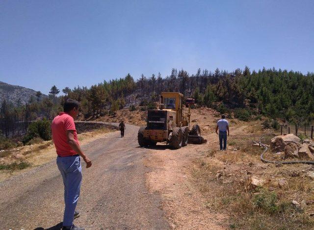 Gülnar’daki orman yangınına Büyükşehir Belediyesi ekipleri de müdahale etti