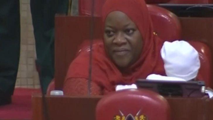 Meclise 5 aylık bebeğiyle geldi, zorla dışarı çıkarıldı G1