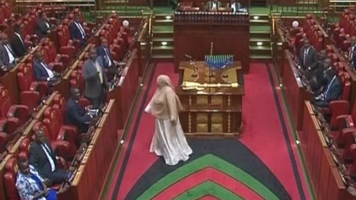 Meclise 5 aylık bebeğiyle geldi, zorla dışarı çıkarıldı G3