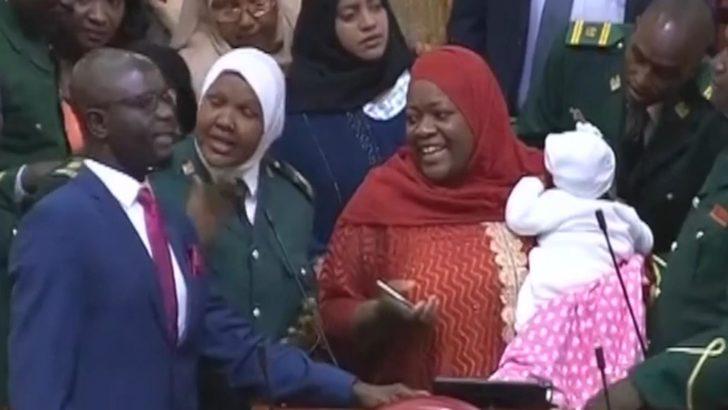 Meclise 5 aylık bebeğiyle geldi, zorla dışarı çıkarıldı G4