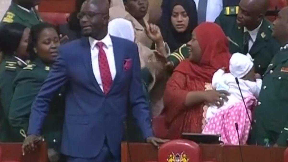 Meclise 5 aylık bebeğiyle geldi, zorla dışarı &ccedil;ıkarıldı