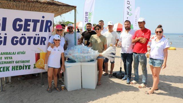 Sahilden bir kamyon dolusu ambalaj atığı çıktı
