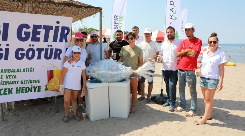 Sahilden bir kamyon dolusu ambalaj atığı çıktı