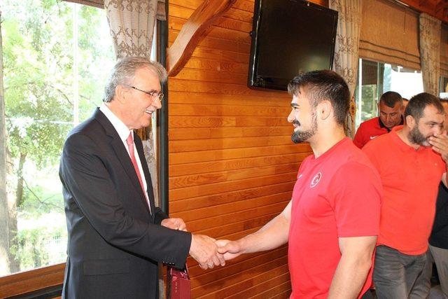 Başkan Yüce A Milli Karate takımını ağırladı