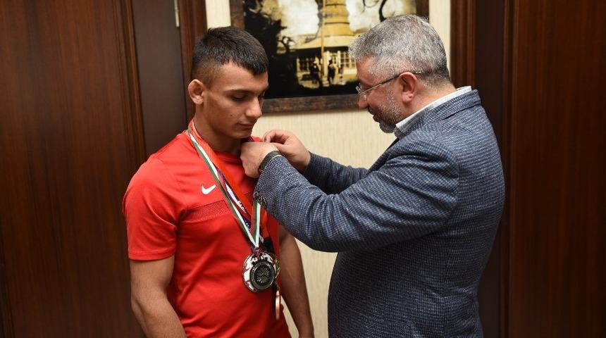 Başkan Aşgın şampiyon sporcuyu altınla &ouml;d&uuml;llendirdi