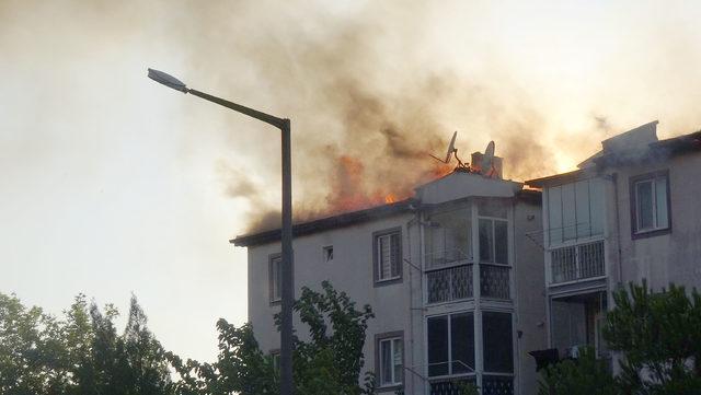 İzolasyon malzemeleri tutuştu, 3 bloğun çatısı yandı