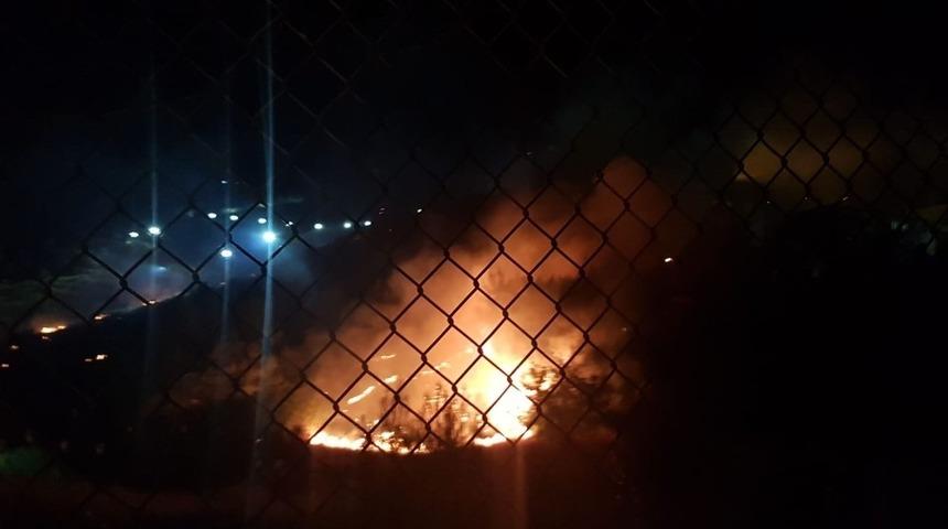 Tarihi Mardin Kalesi&rsquo;nin eteklerinde arazi yangını