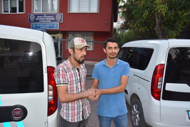 Suriyeli genç, yolda bulduğu cüzdanı sahibine teslim etti