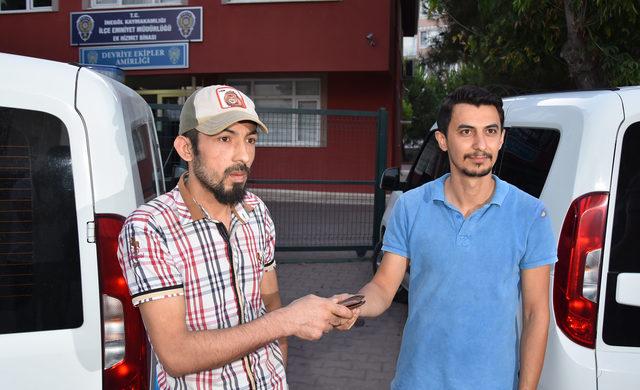 Suriyeli genç, yolda bulduğu cüzdanı sahibine teslim etti