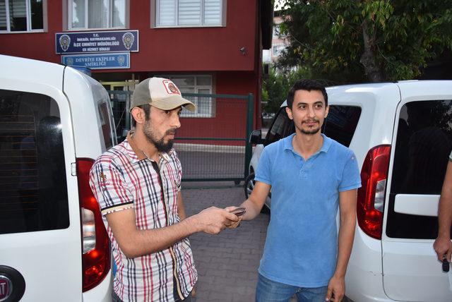 Suriyeli genç, yolda bulduğu cüzdanı sahibine teslim etti