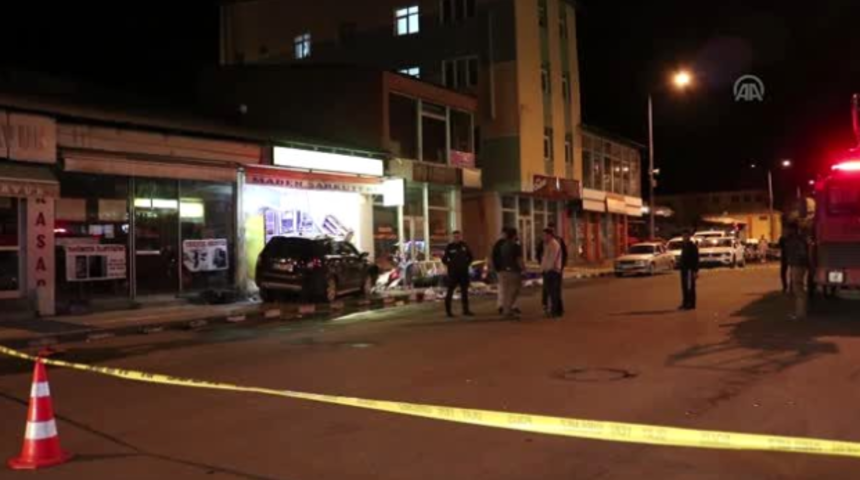 Ölümün böylesi! Otomobil şarküteriye daldı, iş yeri sahibi feci şekilde can verdi!