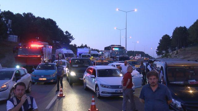 &nbsp;İstanbul Havalimanı yolunda hafriyat kamyonu devrildi, yol trafiğe kapandı(1) 1