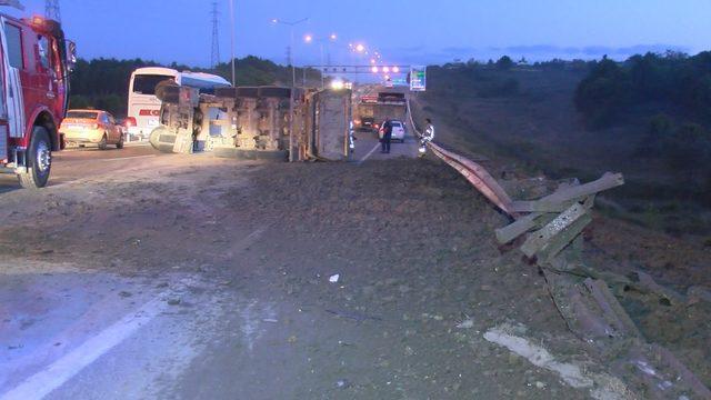 &nbsp;İstanbul Havalimanı yolunda hafriyat kamyonu devrildi, yol trafiğe kapandı(1) 2
