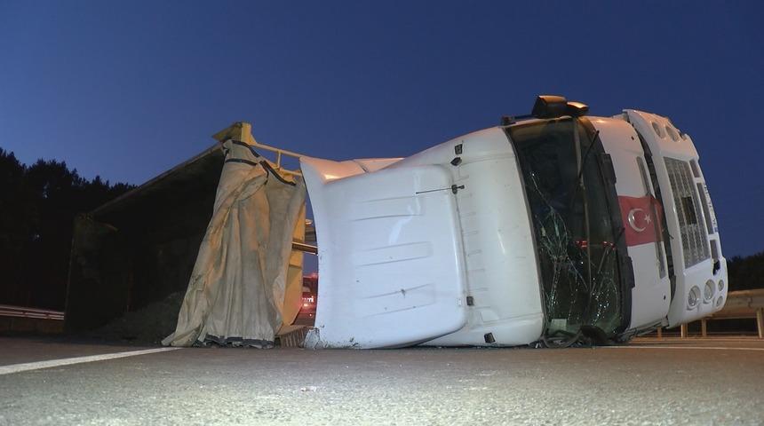 &nbsp;İstanbul Havalimanı yolunda hafriyat kamyonu devrildi, yol trafiğe kapandı(1)