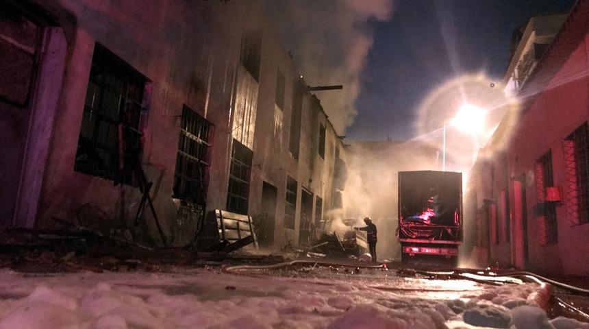 Bursa'da depo ve tekstil atölyesi yandı