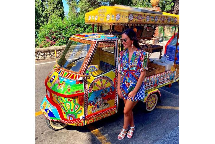 Güzel yıldızın kıyafetleri dudak uçuklattı! G3