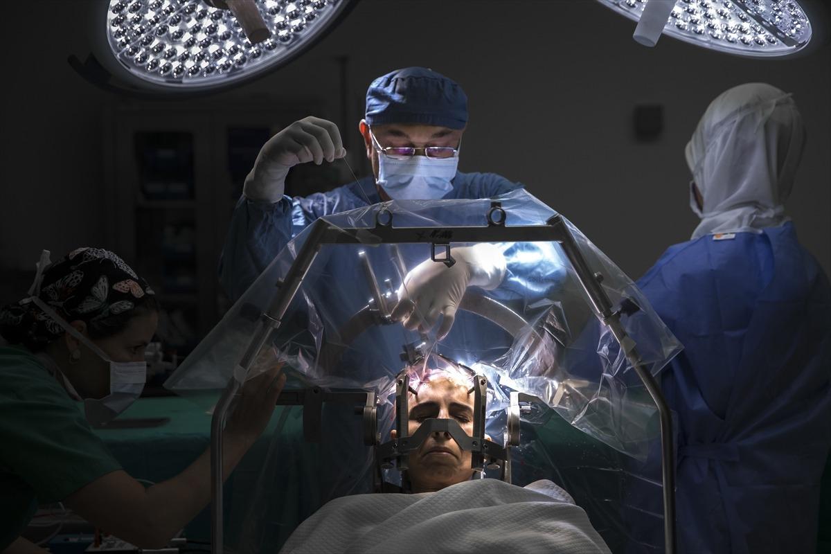 Parkinson hastasının beynine pil yerleştirildi