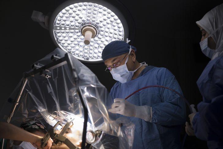 Parkinson hastasının beynine pil yerleştirildi G3