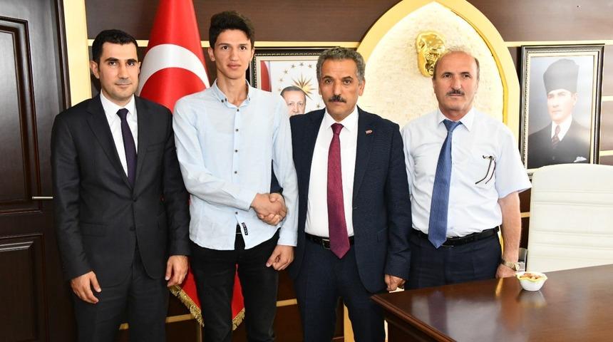 İnşaatlarda çalışarak YKS’de Türkiye 11.’si oldu