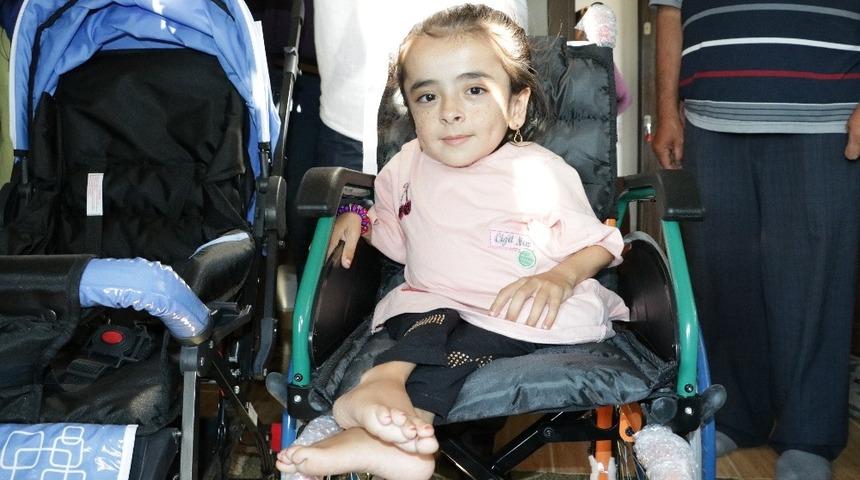 Cam kemik hastası kardeşlerin y&uuml;z&uuml; mavi kapakla g&uuml;ld&uuml;