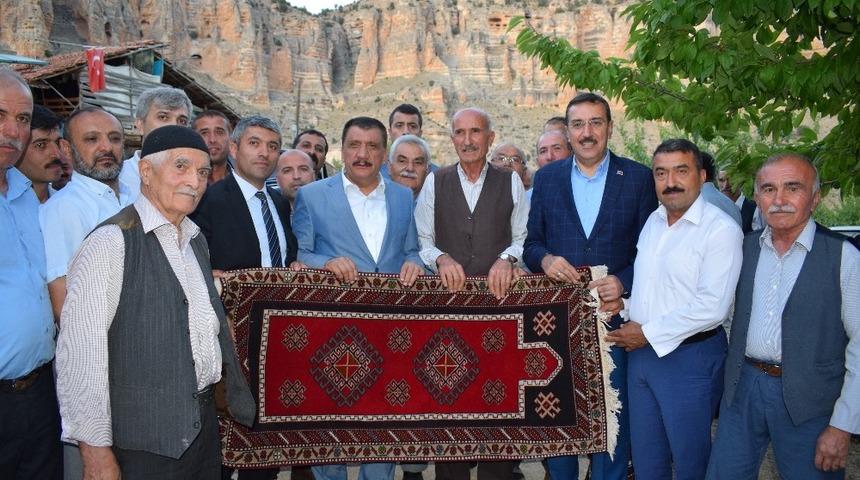 T&uuml;fenkci ve G&uuml;rkan Ak&ccedil;adağlılarla bir araya geldi