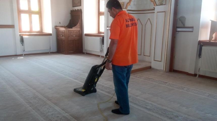 Camilerde bayram temizliği