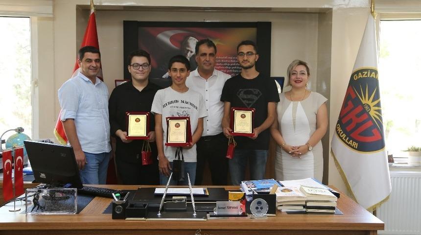 Gaziantep Kolej Vakfı YKS şampiyonu öğrencilerini ödüllendirdi