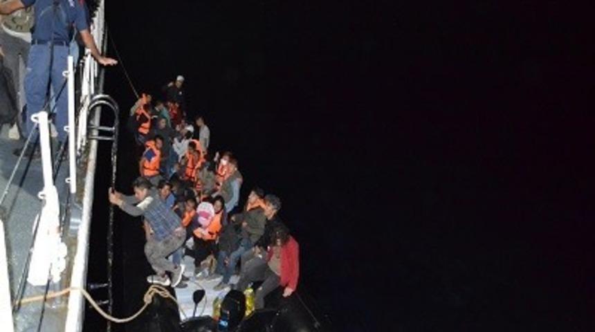 Enez’de lastik botla Yunanistan’a geçmeye çalışan 36 düzensiz göçmen yakalandı