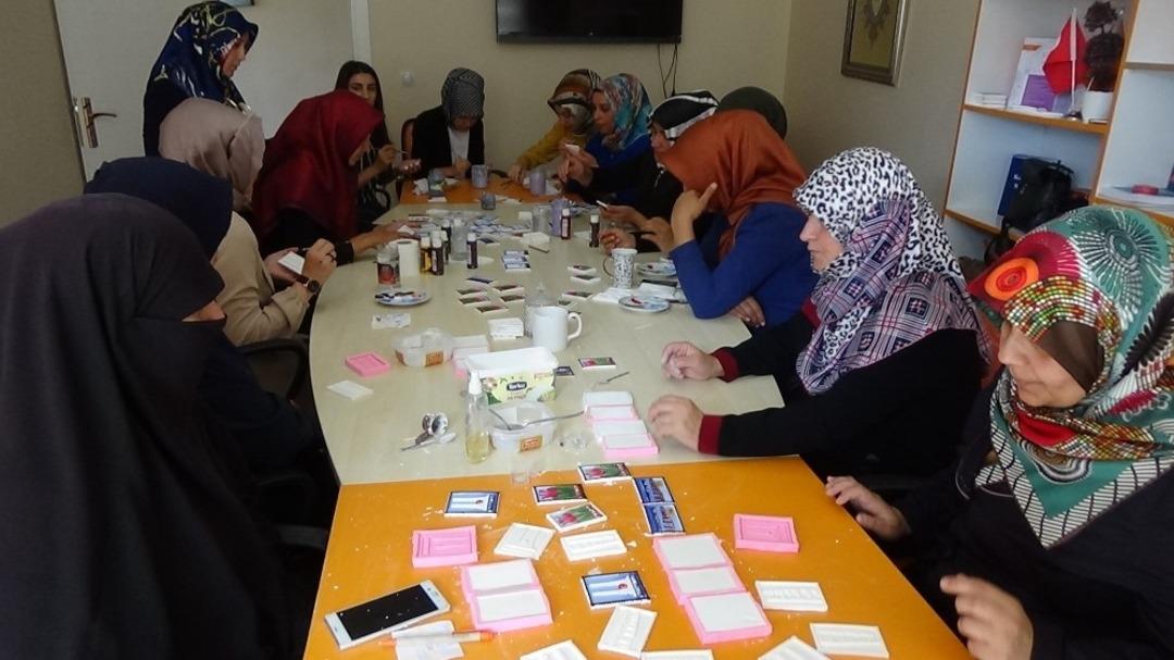 KADEM&rsquo;li kadınlardan Malazgirt anıtını simgeleyen magnet