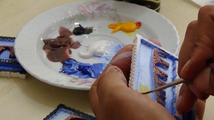 KADEM’li kadınlardan Malazgirt anıtını simgeleyen magnet G3