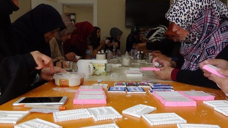 KADEM’li kadınlardan Malazgirt anıtını simgeleyen magnet G4