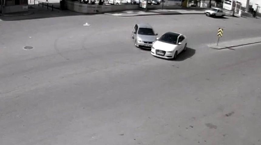 U dönüşü yapmak isteyen otomobile çarptı