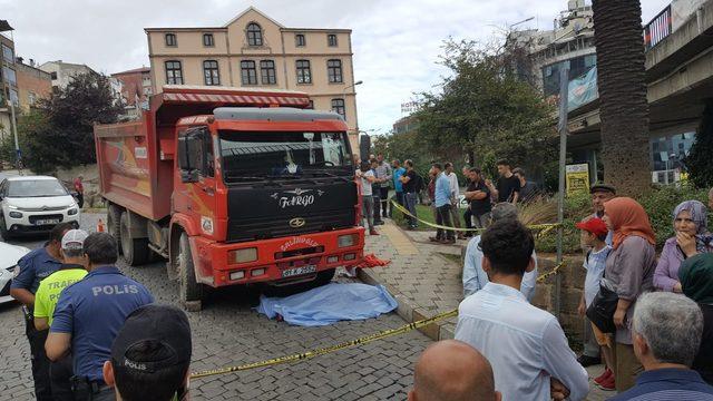 Hafriyat kamyonunun çarptığı kadın, hayatını kaybetti