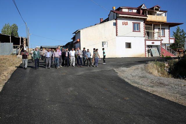 Vali Cüneyt Epcim, Danışment Köyü’nde sürdürülen asfalt çalışmalarını inceledi