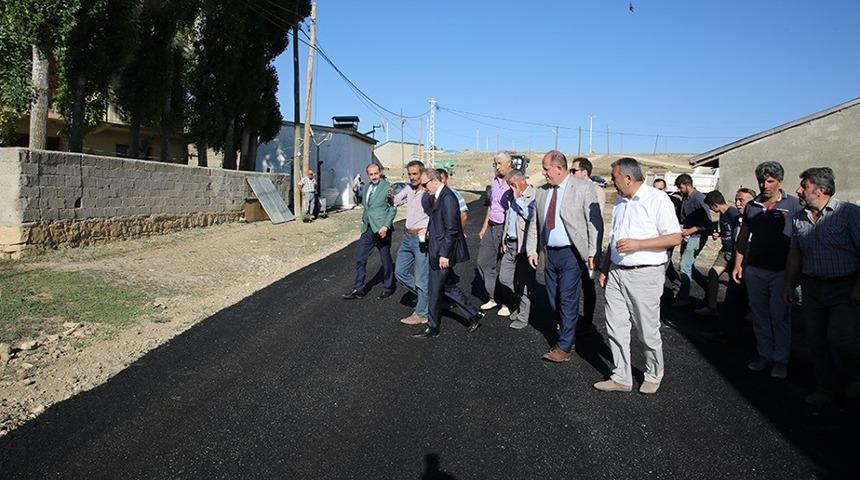 Vali Cüneyt Epcim, Danışment Köyü’nde sürdürülen asfalt çalışmalarını inceledi