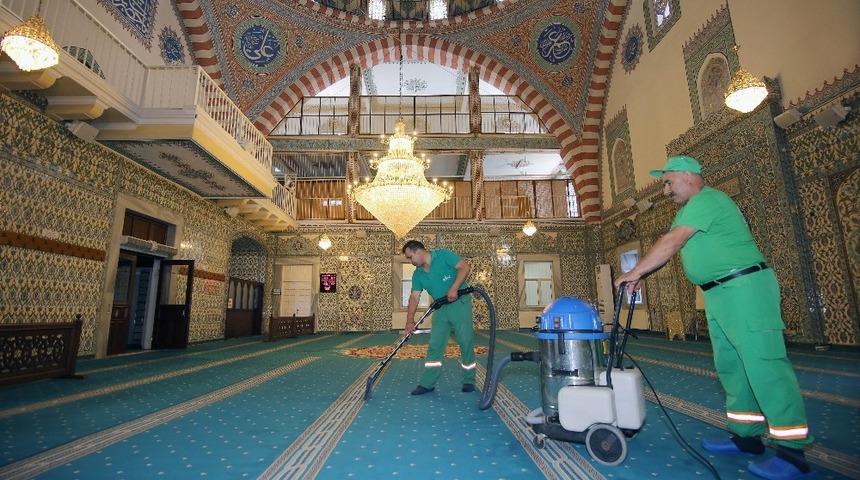 Camiler bayram namazına hazırlanıyor