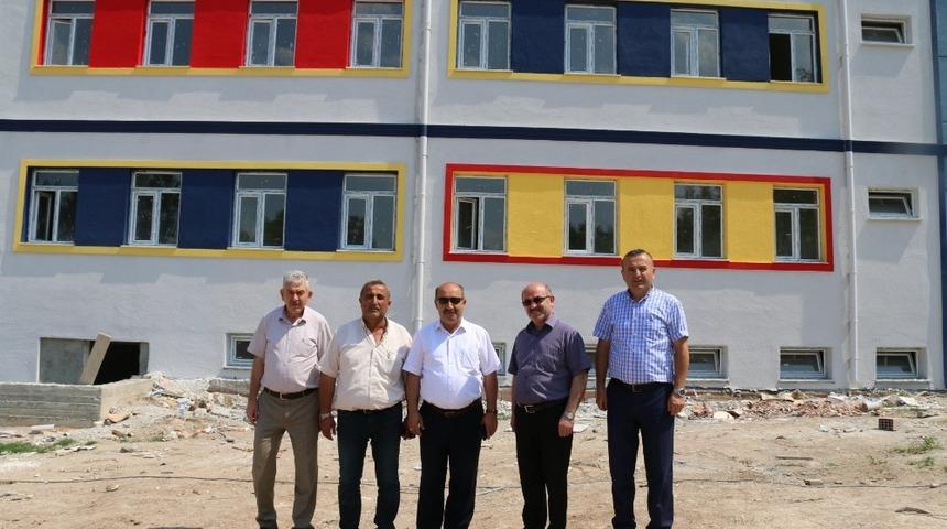 M&uuml;d&uuml;r Başyiğit, Hisarcık İmam Hatip Ortaokulu inşaatında incelemelerde bulundu