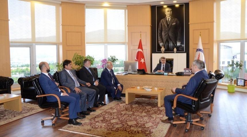 Belediye başkanlarından Rekt&ouml;r K&acirc;zım Uysal&rsquo;a nezaket ziyareti