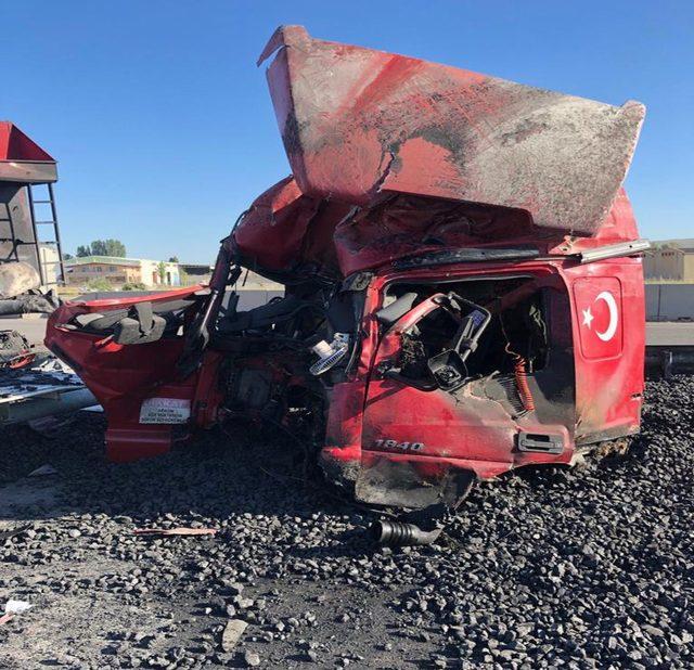 Konya&rsquo;da tır bariyerlere &ccedil;arptı: 1 &ouml;l&uuml; 1