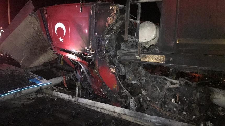 Konya&rsquo;da tır bariyerlere &ccedil;arptı: 1 &ouml;l&uuml;